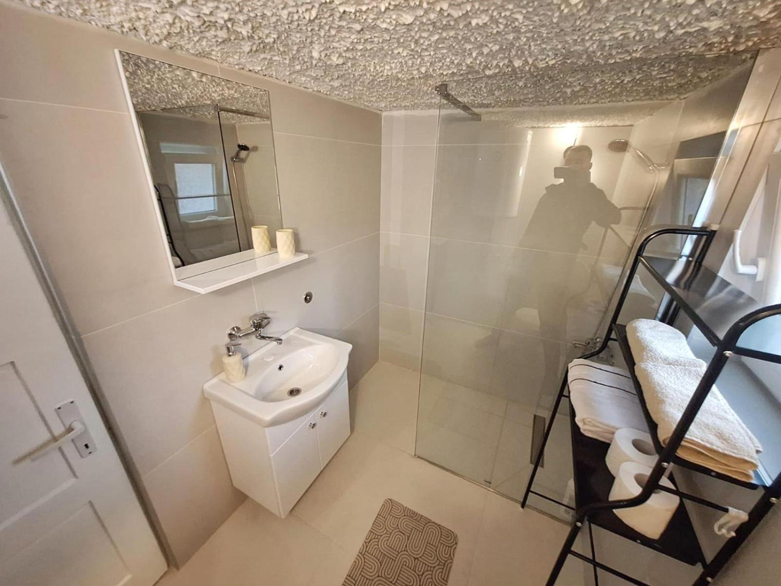 Fly & Stay Apartments Лакташи Экстерьер фото